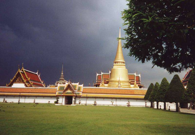 800px-wat_phra_kaew_outside_view.jpg